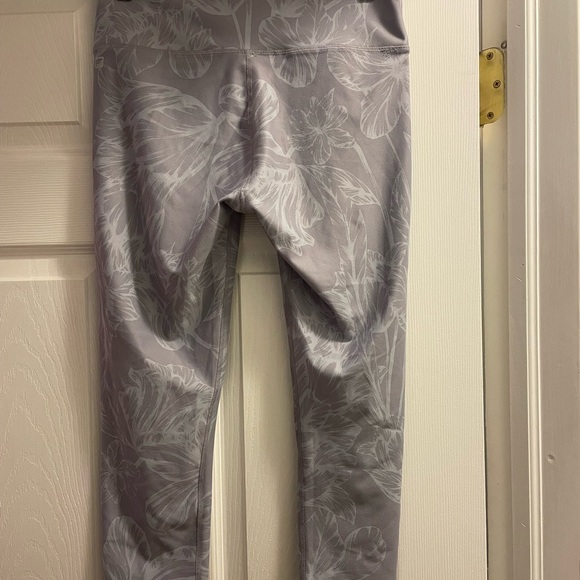 Fabletics PowerHold Salar Capri Leggings Gray Floral Print Size S Activewear - Picture 3 of 5